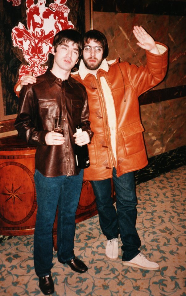 Noel y Liam celebrando en 1996