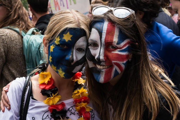 Personas con caras pintadas con banderas de la UE y de los sindicatos