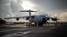 Un A400M de la Fuerza Aérea está en el aeropuerto de Niamey en 2019.