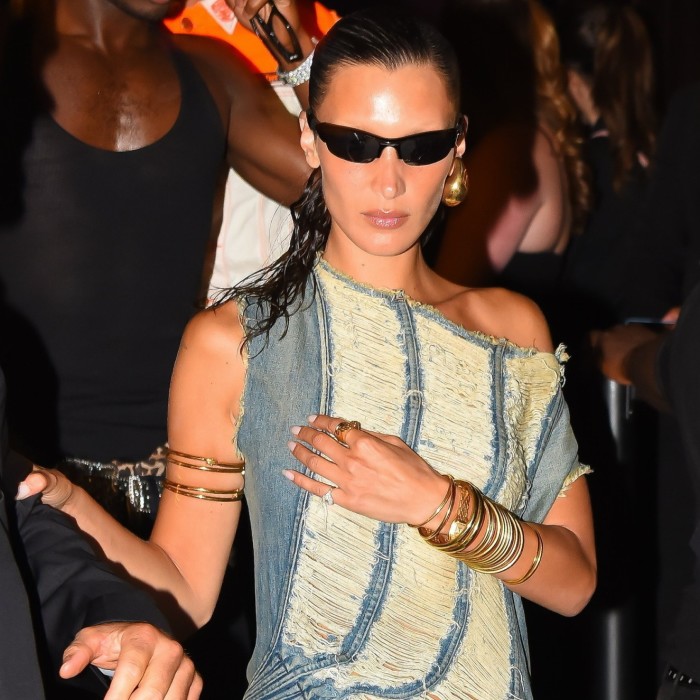 La modelo Bella Hadid lleva una camiseta vaquera vintage 