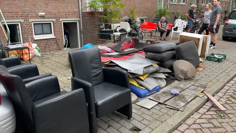 Los artículos del hogar están temporalmente en la calle (foto: René van Hoof).