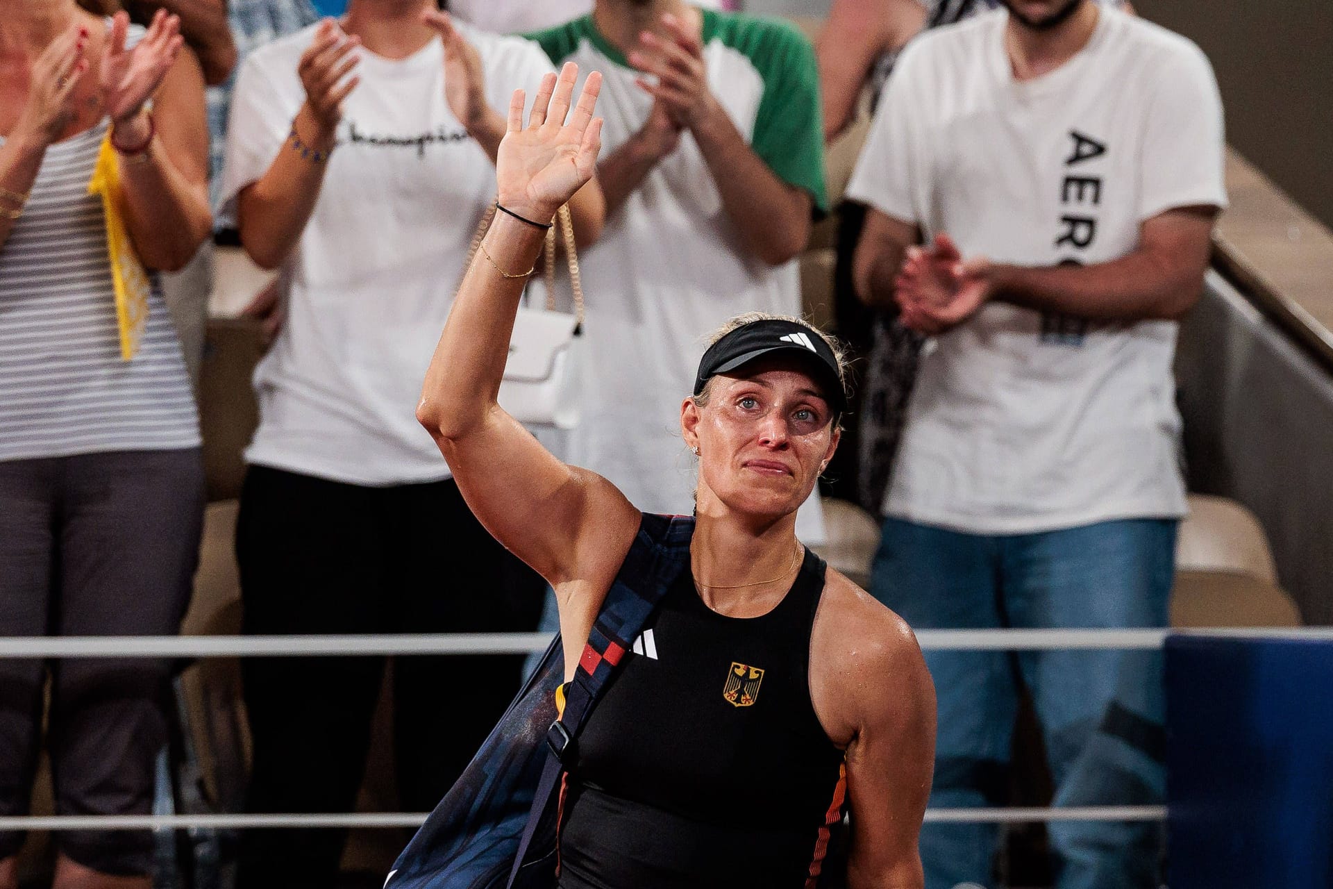 Lágrimas en los ojos: Angelique Kerber mientras se despide de la Corte Philippe-Chatrier.