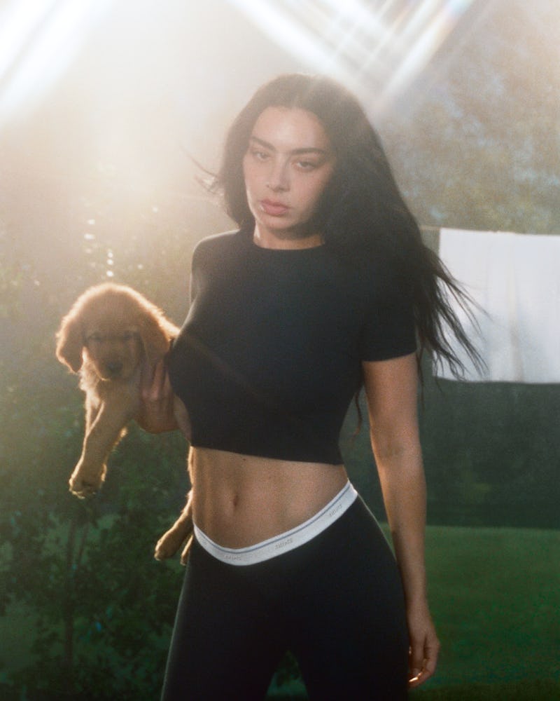 Charli XCX protagoniza la campaña de SKIMS