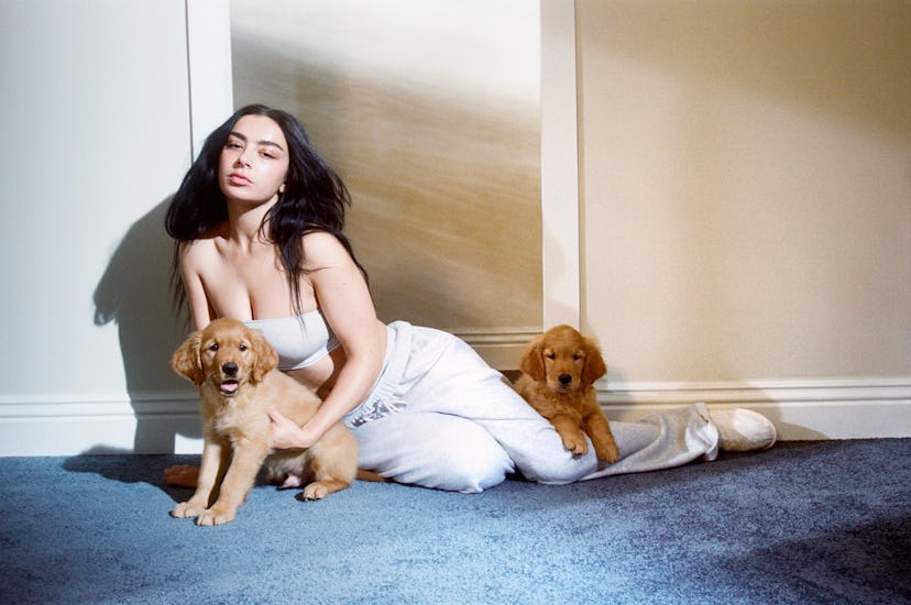 Charli XCX protagoniza la campaña de SKIMS