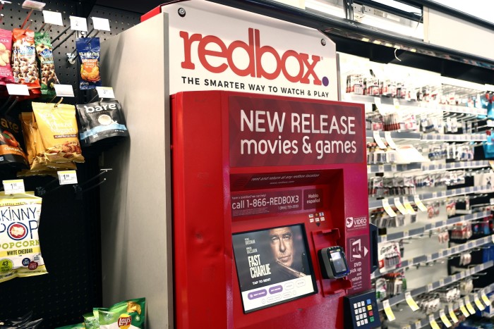 Un quiosco de alquiler de películas Redbox dentro de una tienda Walgreens en Los Ángeles, California