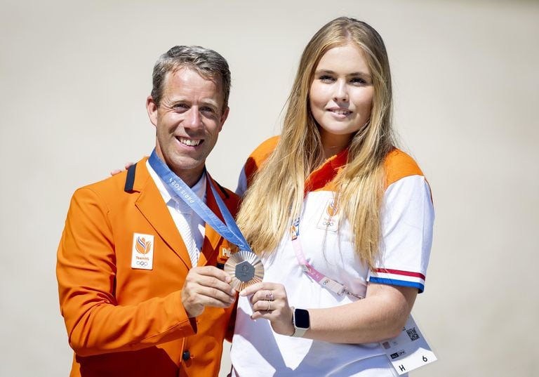 Maikel van der Vleuten brilla junto a la princesa Amalia con su medalla de bronce (foto: ANP 2024/Koen van Weel).