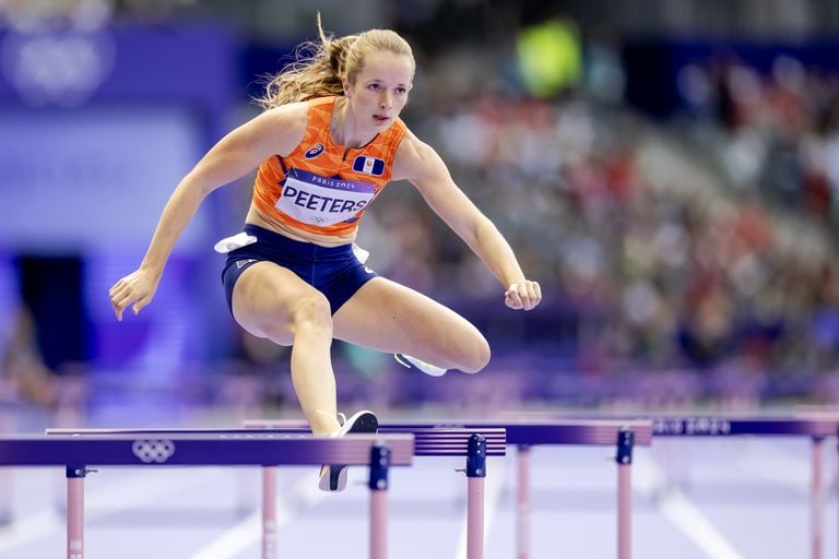 Cathelijn Peeters en acción durante la serie de 400 metros con vallas (foto: ANP 2024/Robin van Lonkhuijsen).