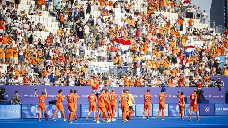 Camiseta naranja tras la victoria en hockey sobre Australia (foto: ANP).