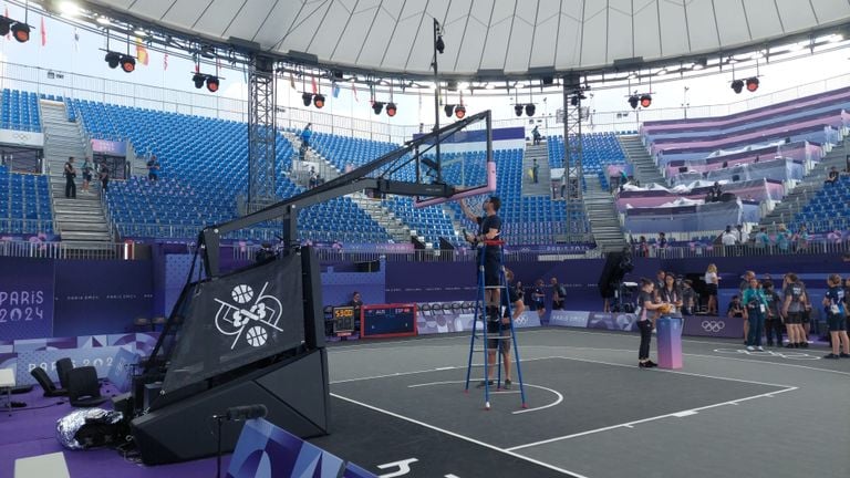 Los mecánicos de Helmond trabajando en el torneo de baloncesto de París (Foto: Ron Larmit)