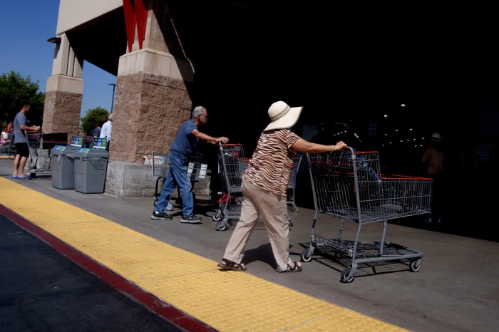 Los compradores ingresan a una tienda Costco en Alhambra, California