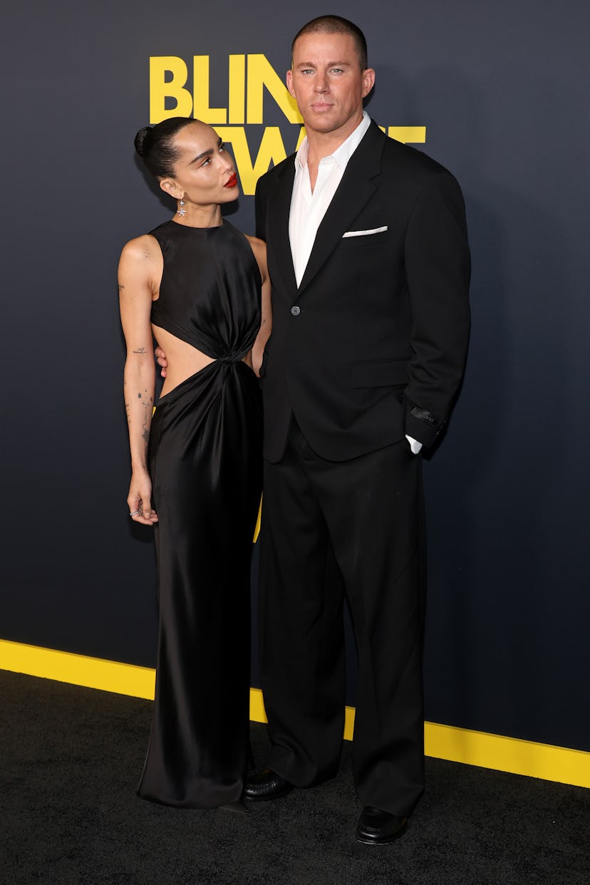 Zoë Kravitz con vestido negro con aberturas debuta en la alfombra roja de Saint Laurent Channing Tatum