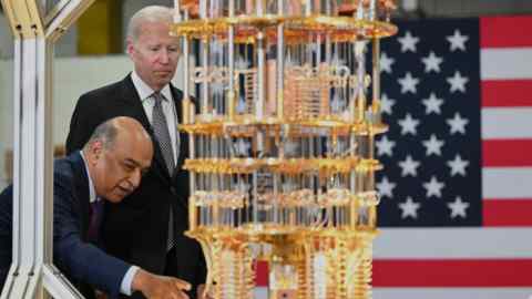 El director ejecutivo de IBM, Arvind Krishna, muestra al presidente estadounidense Joe Biden una computadora cuántica en la fábrica de la compañía en Nueva York en octubre de 2022