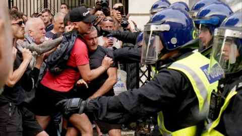 Agentes de policía se enfrentan a manifestantes en Whitehall, Londres, el miércoles