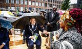 Ahmed Aboutaleb saluda a los residentes de Rotterdam en 2021 en la conmemoración anual de Keti Koti en el monumento a la esclavitud en Lloydkade.