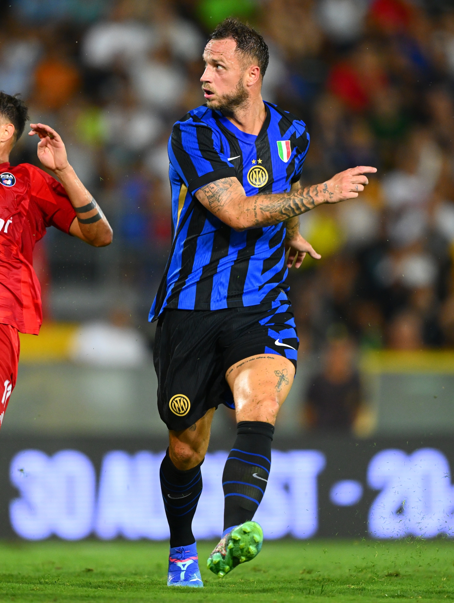 PISA, ITALIA - 2 DE AGOSTO: Marko Arnautovic del FC Internazionale en acción durante el partido amistoso de pretemporada entre Pisa y FC Internazionale en el Arena Garibaldi el 2 de agosto de 2024 en Pisa, Italia. (Foto de Mattia Pistoia - Inter/Inter vía Getty Images)