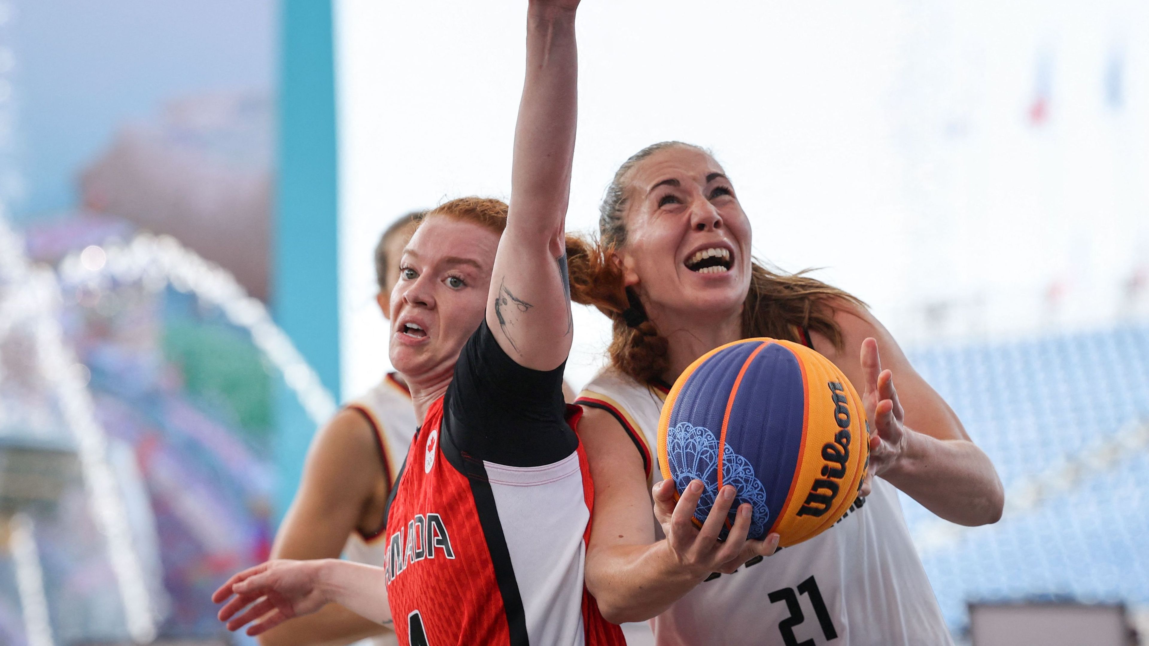 La jugadora de baloncesto alemana Svenja Brunckhorst (d.) y la canadiense Kacie Bosch en el 3x3