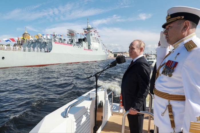 El presidente ruso, Vladimir Putin, y el almirante Alexander Moiseyev, comandante en jefe de la Armada rusa, en el desfile anual del Día de la Armada en San Petersburgo el mes pasado