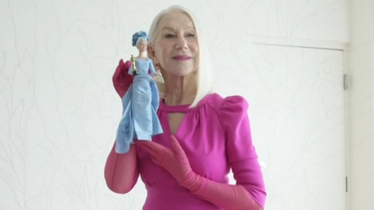 Helen Mirren recibe una Barbie en su honor en la semana de los Oscar