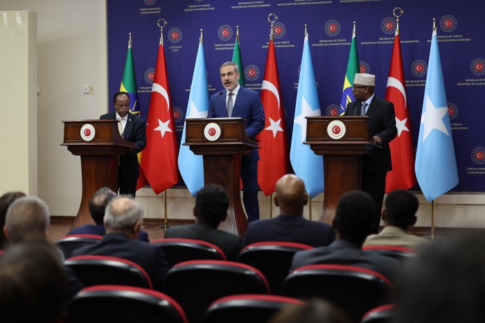 Taye Atske Selassie Amde, Hakan Fidan y Ahmed Moalim Fiq en una conferencia de prensa en Ankara