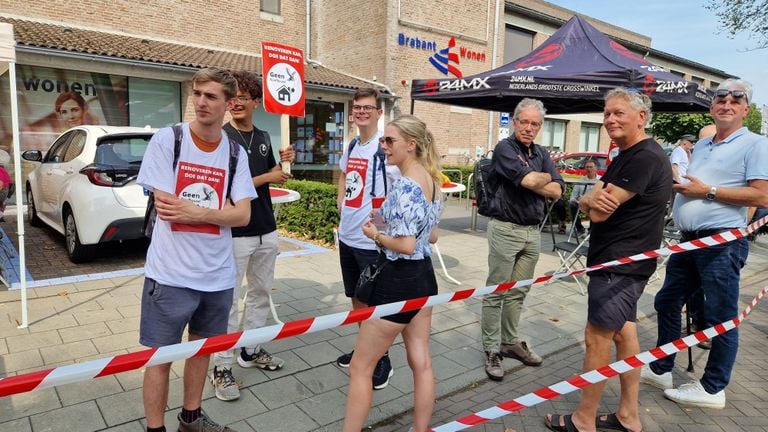 Residentes protestando frente a la oficina de Brabant Wonen