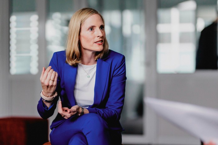 Marie-Christine Ostermann, presidenta de la Asociación de Empresas Familiares, está sentada durante una entrevista en Berlín el 2 de julio de 2024. Lleva un traje azul y gesticula con las manos mientras habla.