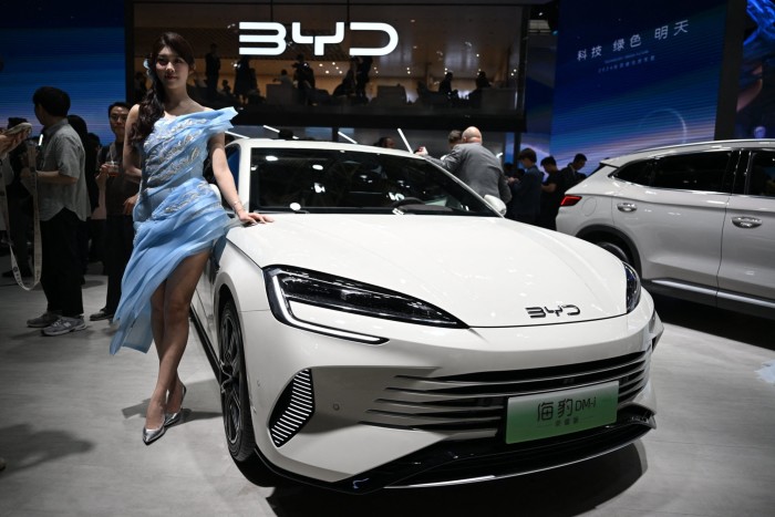 Un automóvil eléctrico BYD Seal DM-i en el Salón del Automóvil de Pekín, China, el 25 de abril de 2024