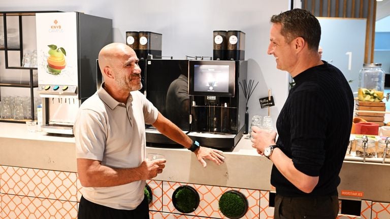 Peter Bosz y Brian Priske se conocen junto a la máquina de café (foto: ANP).