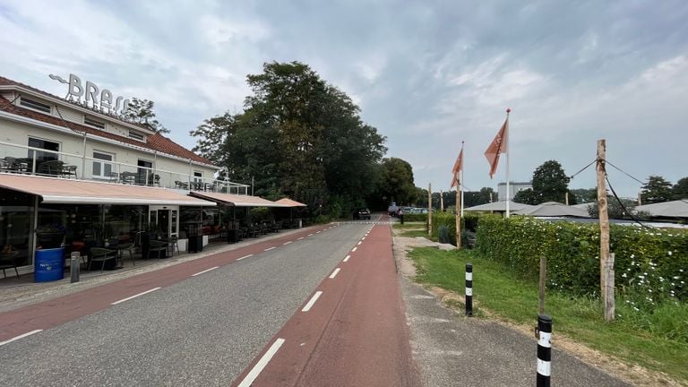 A la izquierda está Brass aan de Maas y a la derecha de la carretera está la terraza (foto: Megan Hanegraaf).