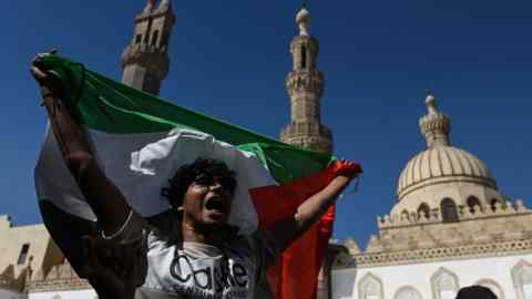Un manifestante grita consignas durante una protesta en apoyo del pueblo palestino en El Cairo, Egipto.