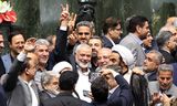 El líder de Hamas, Ismail Haniyeh, hace el signo de la victoria entre los parlamentarios iraníes en Teherán, el 30 de julio.  Anoche fue asesinado por un ataque aéreo israelí.   
