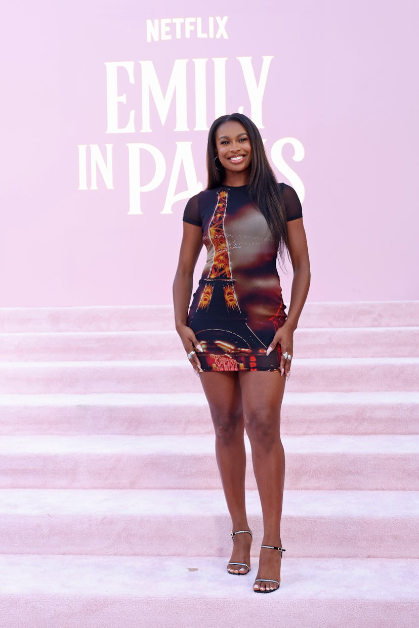 Coco Jones asiste al estreno de la serie de Netflix "Emily en París" Temporada 4 Parte Uno