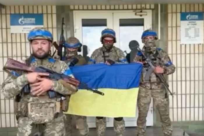 Soldados de la 61ª Brigada Mecanizada de Ucrania graban un vídeo en las oficinas de Gazprom en Sudzha, en la región de Kursk (Rusia)