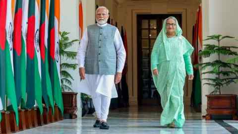 El primer ministro indio, Narendra Modi, se reúne con la primera ministra de Bangladesh, Sheikh Hasina, en junio de 2024