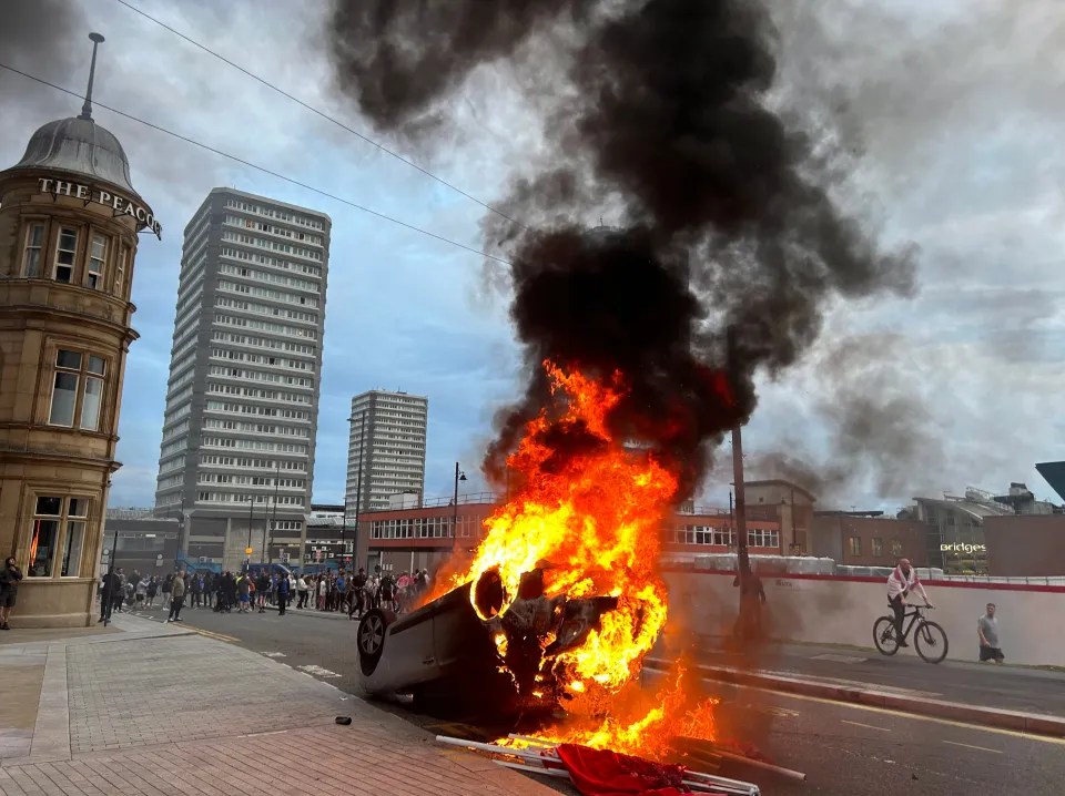 Los disturbios en todo el Reino Unido han continuado y esta noche Sunderland fue destruida por matones que incendiaron automóviles.