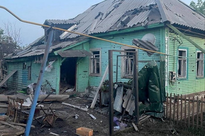Una vista muestra una casa dañada después de lo que las autoridades locales llamaron un ataque militar ucraniano, en el curso del conflicto entre Rusia y Ucrania en la ciudad de Sudzha en la región de Kursk.