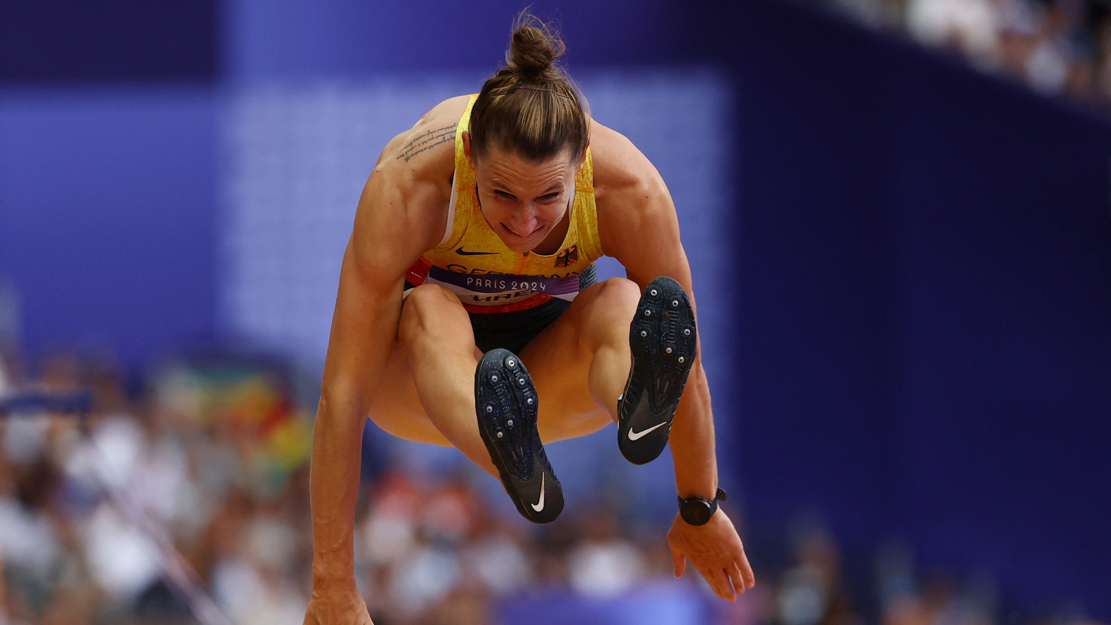 La heptatleta Carolin Schäfer en salto de longitud