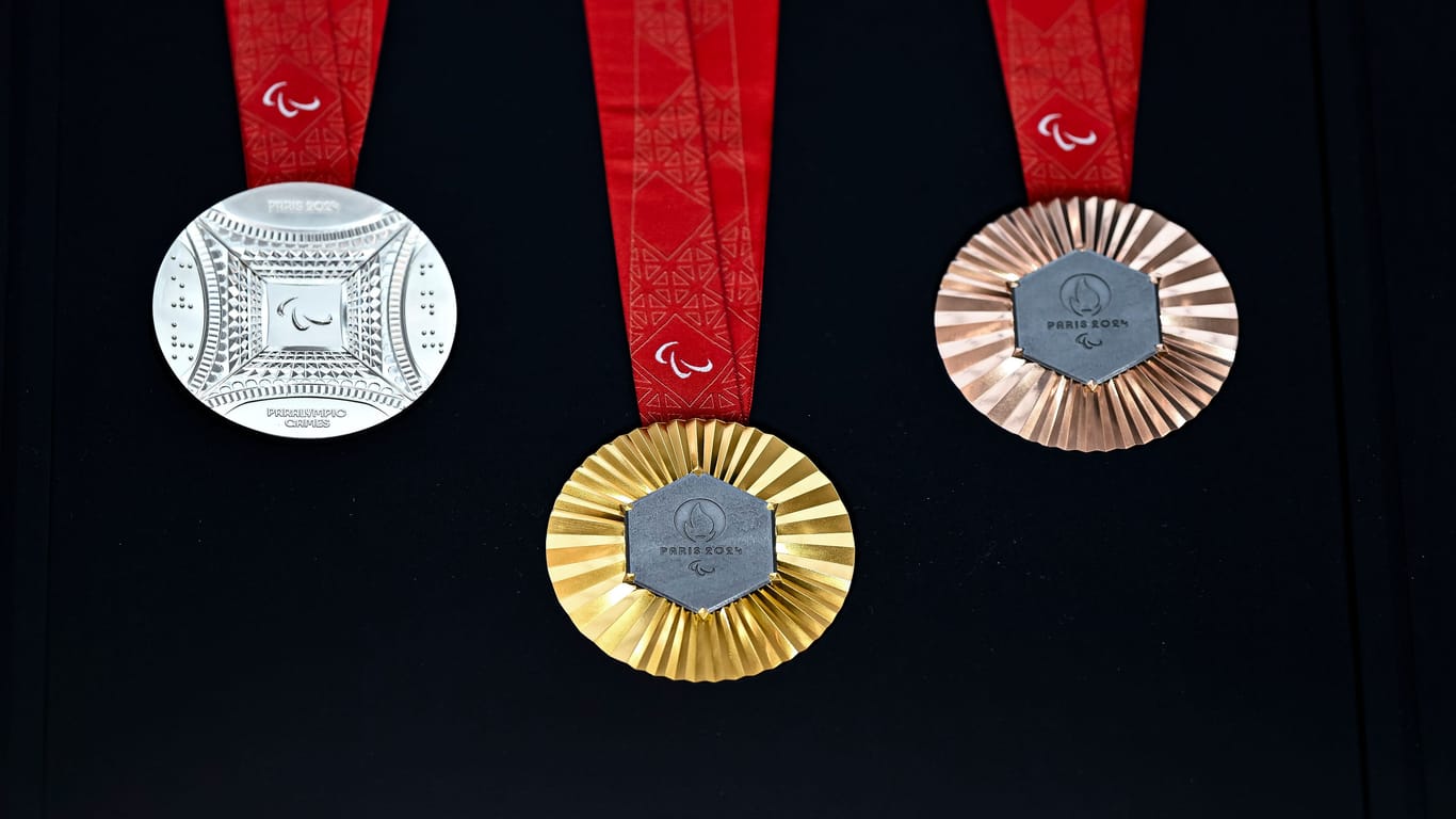 Las medallas Paralímpicas tienen un reverso diferente: la Torre Eiffel desde abajo, con el logo de los Juegos Paralímpicos en el medio.