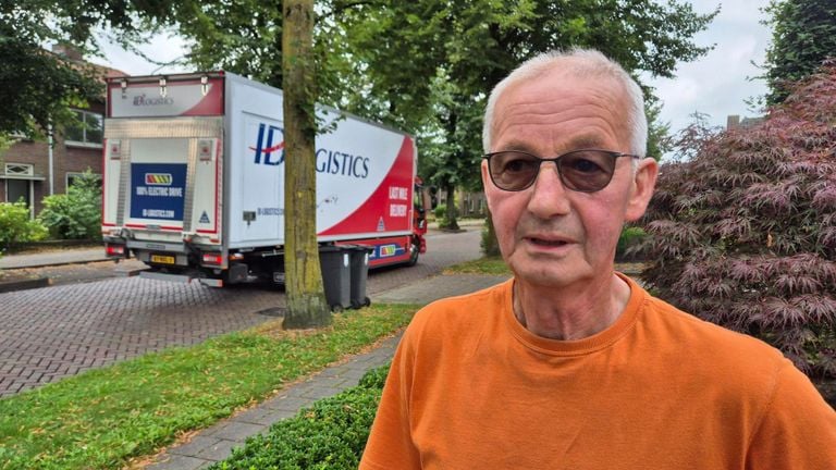 El residente Jan Hoosemans cuando otro camión pasa por su calle (foto: Collin Beijk).