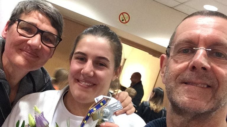 Los padres de Guusje en el Campeonato de Europa de 2017, donde su hija se llevó la plata (foto privada).