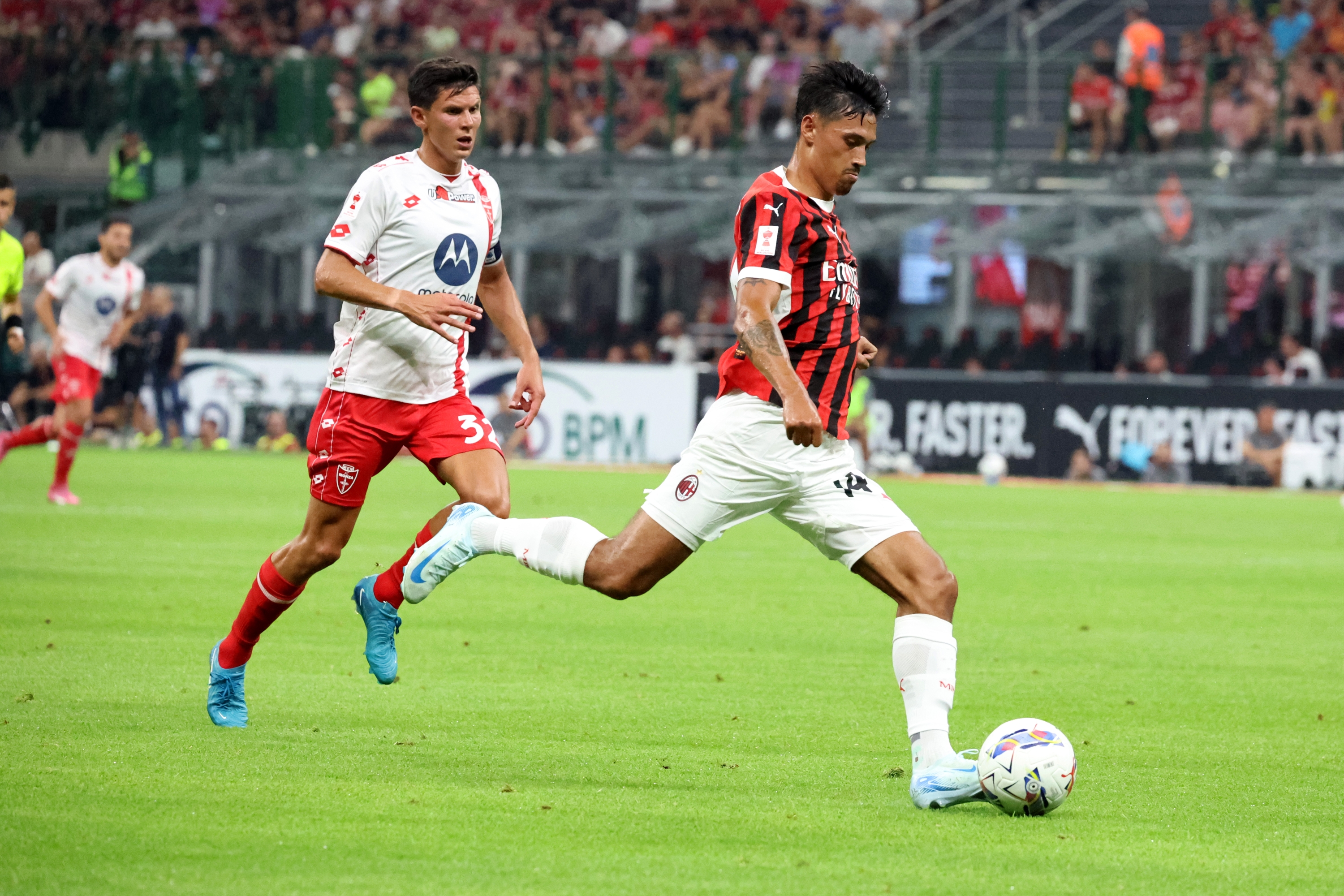 MILÁN, ITALIA - 13 DE AGOSTO: Tijjani Reijnders del AC Milan patea el balón durante el partido Trofeo Berlusconi entre el AC Milan y Monza el 13 de agosto de 2024 en Milán, Italia. (Foto de Sara Cavallini/AC Milan vía Getty Images)