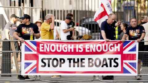 Una manifestación contra la inmigración cerca del Parlamento el 31 de julio en respuesta al apuñalamiento fatal de tres niños en Stockport