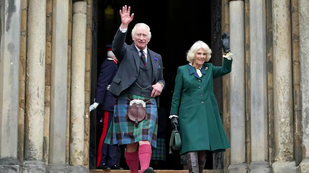 El rey Carlos con falda escocesa y Camilla con gabardina verde: la nueva pareja real que conquista Escocia