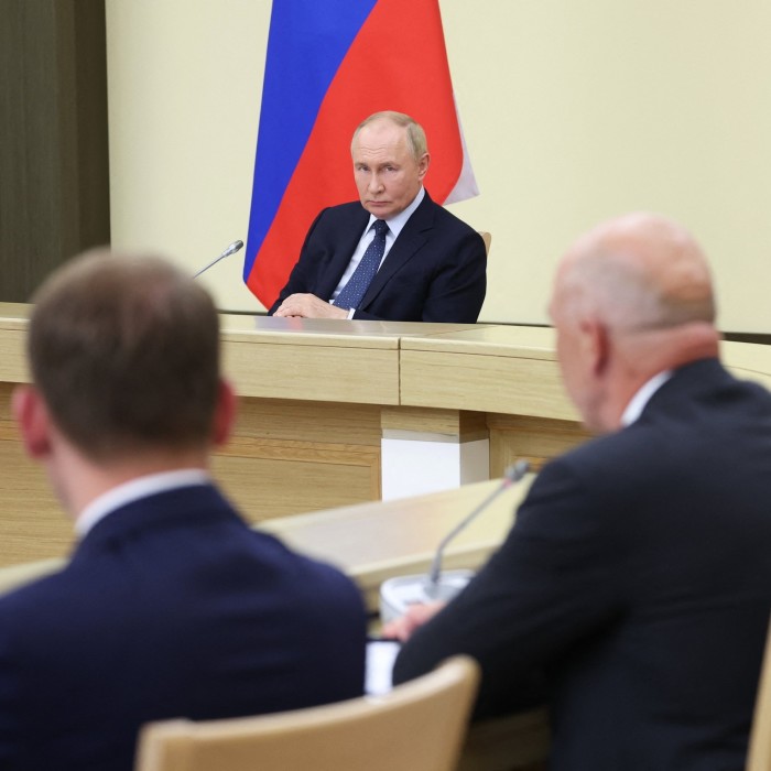 El presidente ruso, Vladimir Putin, preside una reunión