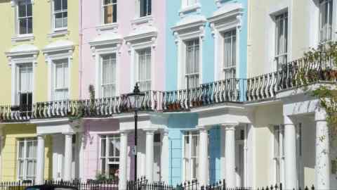 Una hilera de casas de colores pastel en Primrose Hill, al norte de Londres