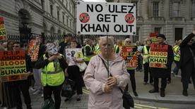 En Londres, los ciudadanos protestan contra la ampliación de la zona de bajas emisiones para los automóviles.