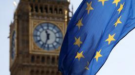 Se puede ver la torre del reloj Big Ben de Londres y delante de ella ondea la bandera de la UE.