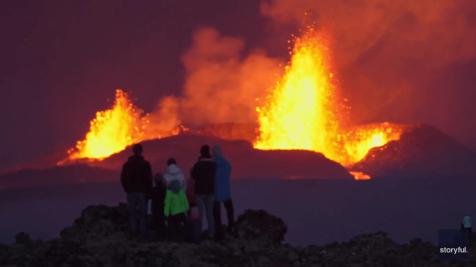 Grandes chorros de lava brotaron de una nueva fisura en la roca provocada por recientes terremotos.