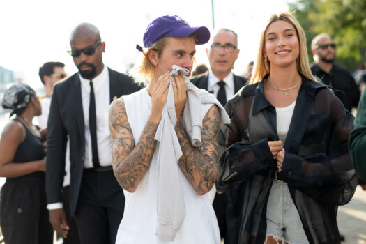 Justin Bieber y Hailey Baldwin caminan por las calles de John Elliott durante la Semana de la Moda de Nueva York SS19 el 6 de septiembre de 2018.