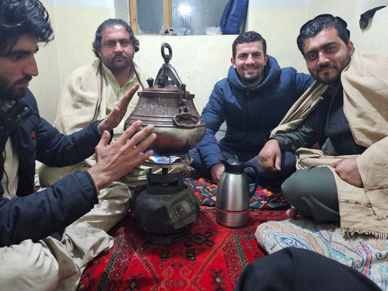 Stijn toma una taza de té con los hospitalarios afganos (Foto: Stijn Sannen)