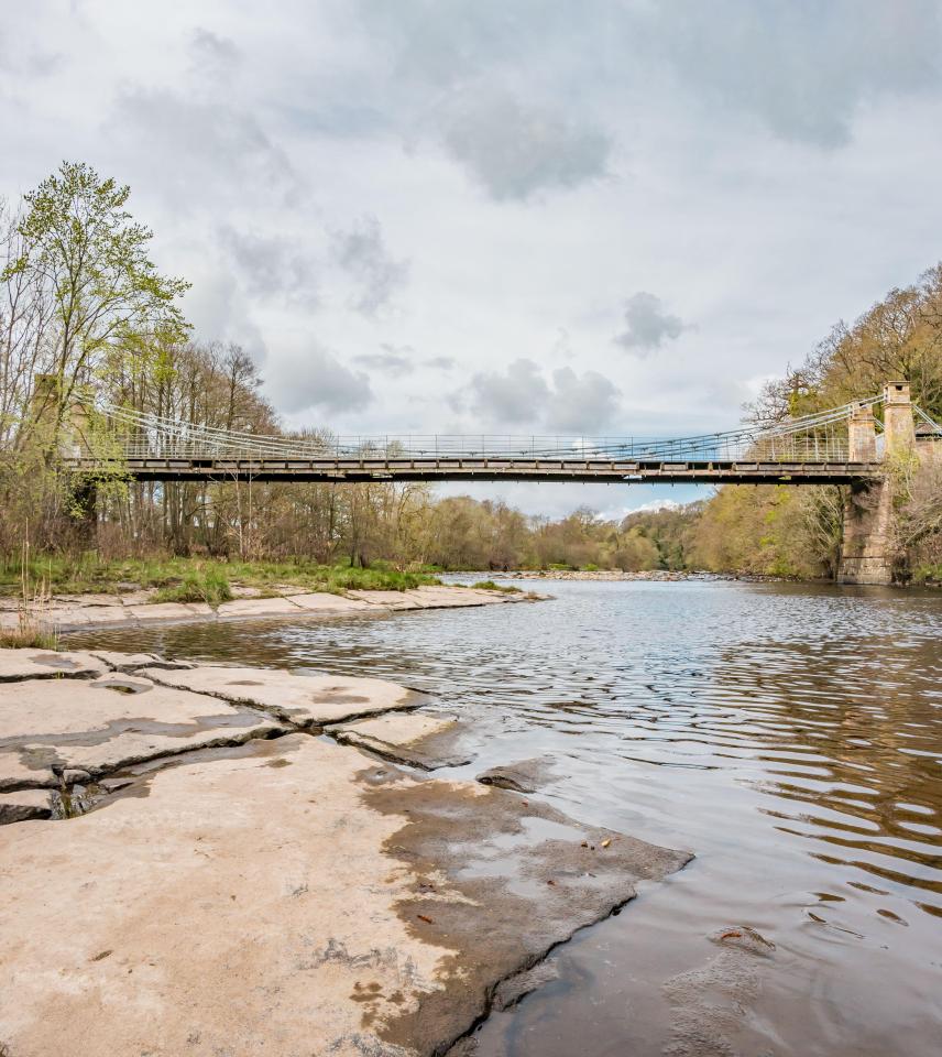 Se espera que el puente, que sobrevuela el río Tees, vuelva a abrirse el próximo año.